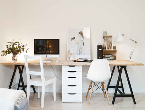 Meja kerja dengan desain minimalis dan perpaduan bahan kayu dan kaca